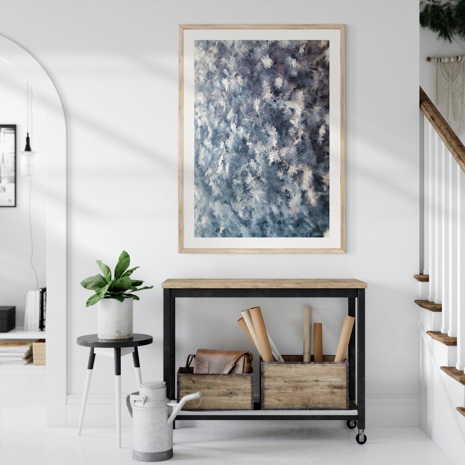 Plakat w ramie 50x70 - Magia Śnieżnych Kryształków - śnieg, szron - rama drewno