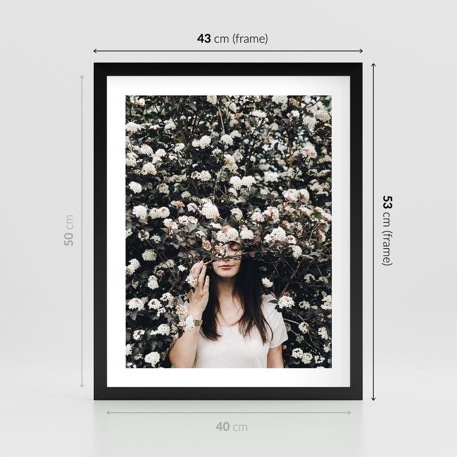 Plakat w ramie 40x50 - Kobieta w Krzewie Kwiatów - krzak z kwiatami, schowana za nim kobieta - rama czarna