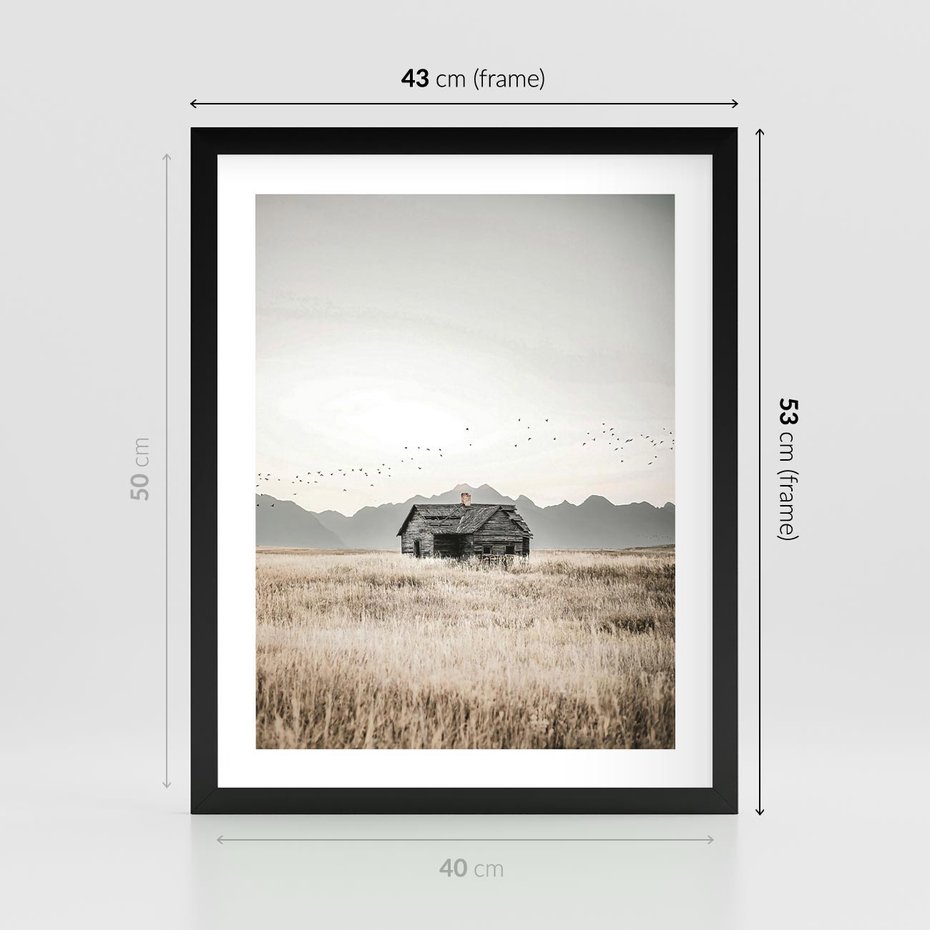 Plakat w ramie 40x50 - Wiejska Idylla - stary drewniany dom w polu suchej trawy, fotografia - rama czarna