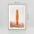 Plakat w ramie 50x70 - Deska w Piasku: Gotowa na Fale - plaża, pomarańczowa deska surfingowa wbita w piasek - rama drewno