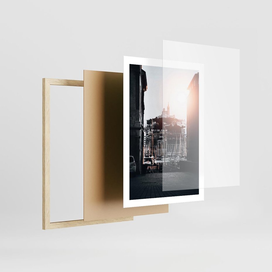 Plakat w ramie 50x70 - Światło Portowe - czarno białe zdjecie, uliczka w nadmorskim mieście - rama drewno