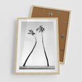 Plakat w ramie 50x70 - Samotne Palmy - czarno biała fotografia, dwie samotne palmy - rama drewno