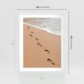 Plakat w ramie 40x50 - Ślady Stóp na Plaży: Spacer nad Morzem - plaża, ślady stóp na piasku - rama biała