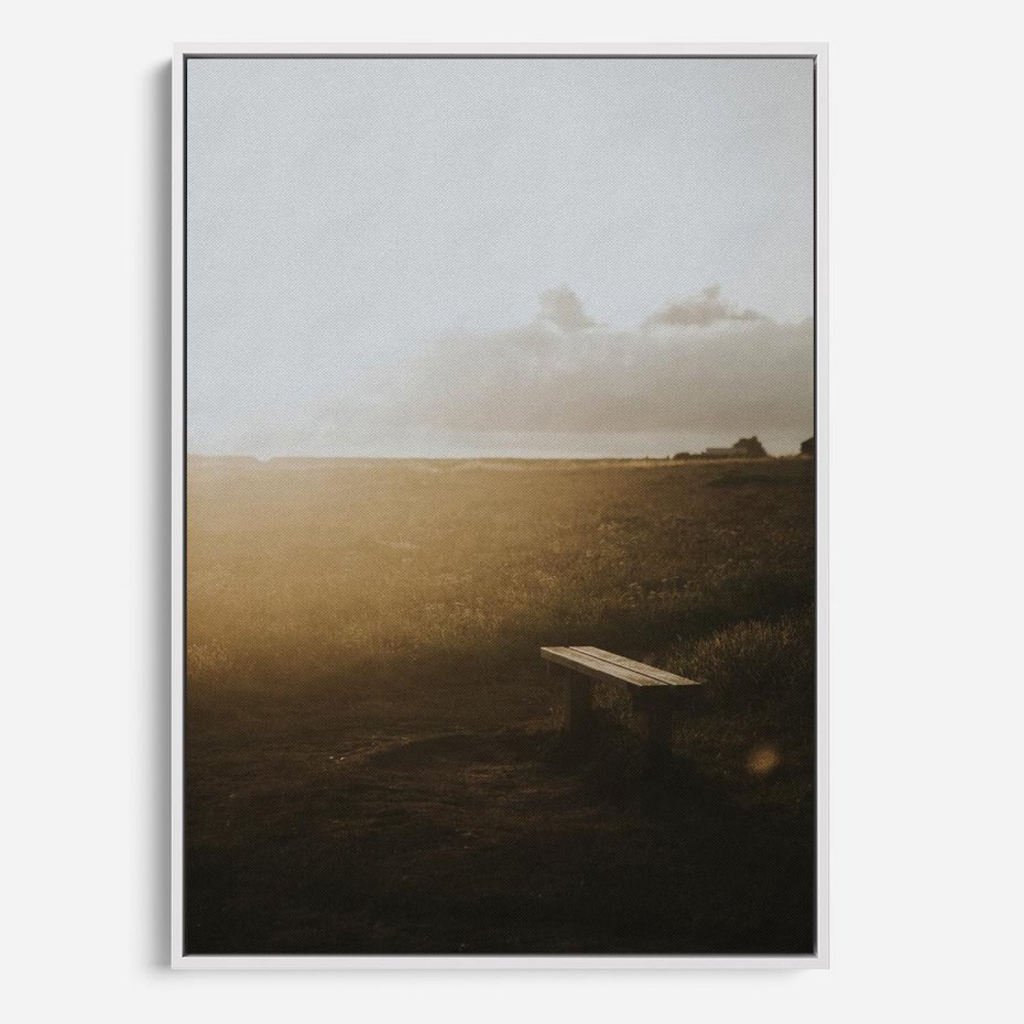 Obraz w ramie 80x120 - Mglisty zachód słońca na ławeczce - mgła, zachód - rama biała