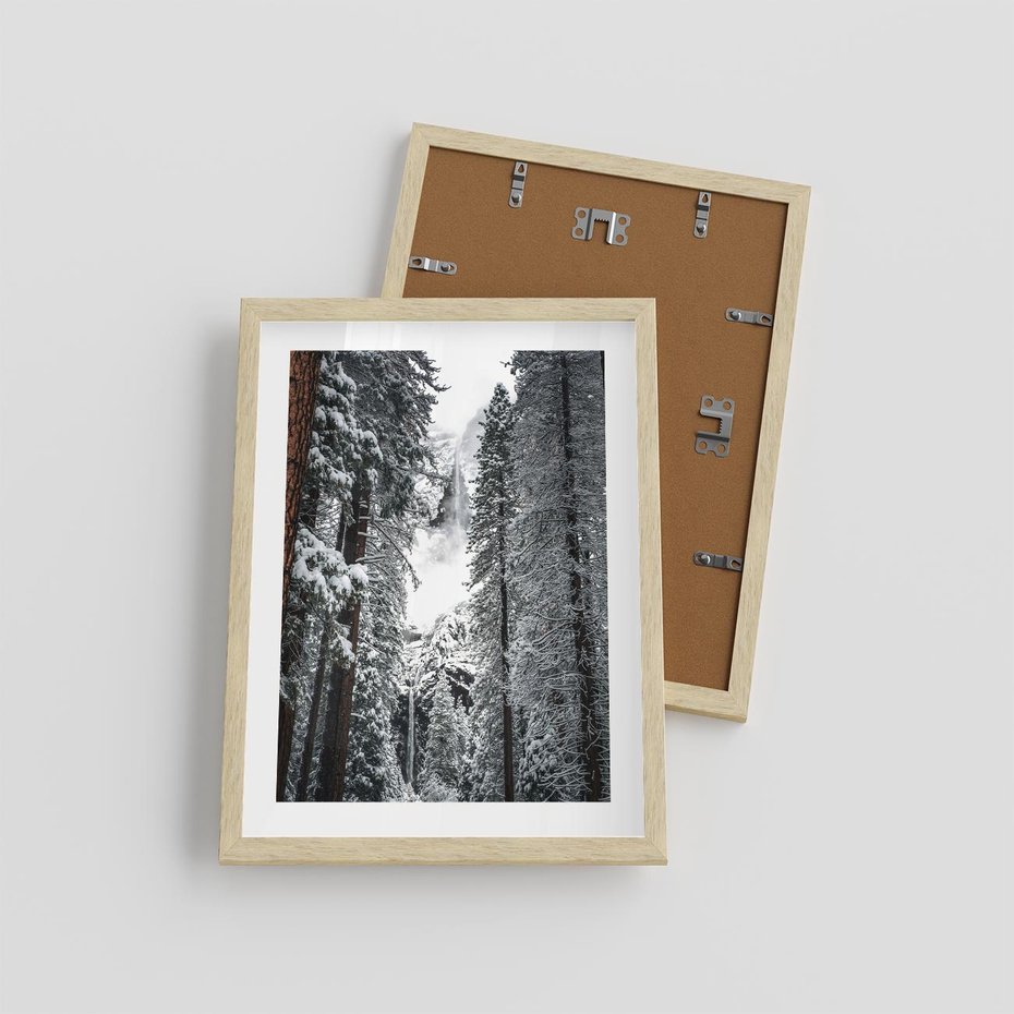 Plakat w ramie 30x40 - Cicha Magia Zimowego Lasu - zimowy las, ośnieżone drzewa - rama drewno