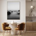 Obraz w ramie 80x120 - Harmonia świateł i cieni - zamglona dzika plaża, skały na plaży - rama drewno