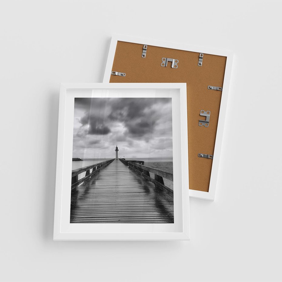 Plakat w ramie 40x50 - Romantyczny pomost z latarnią - pomost, latarnia - rama biała