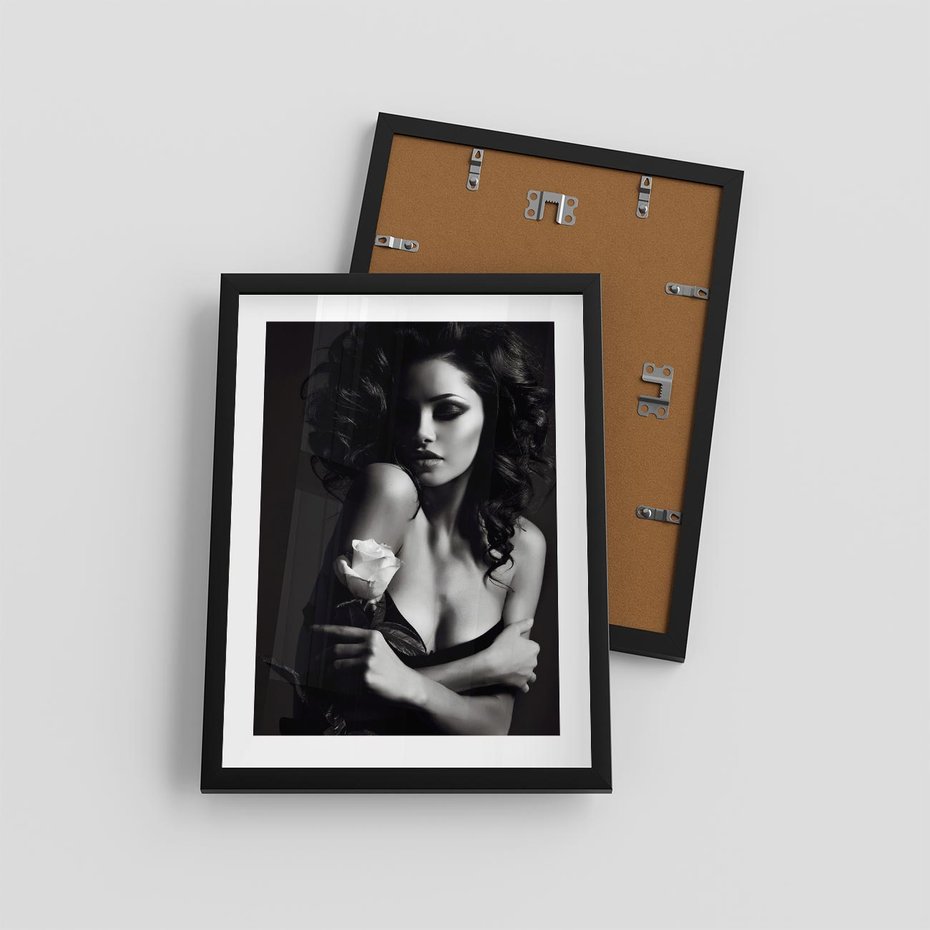 Plakat w ramie 30x40 - Piękno kobiecego aktu uchwycone - kobieta, akt - rama czarna