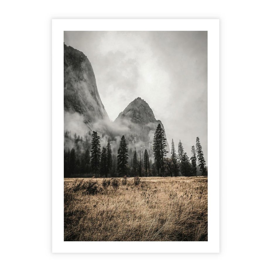 Plakat bez ramy 50x70 - Mglisty Pejzaż Górski: Urok Niewidzialnośc - góry, krajobraz