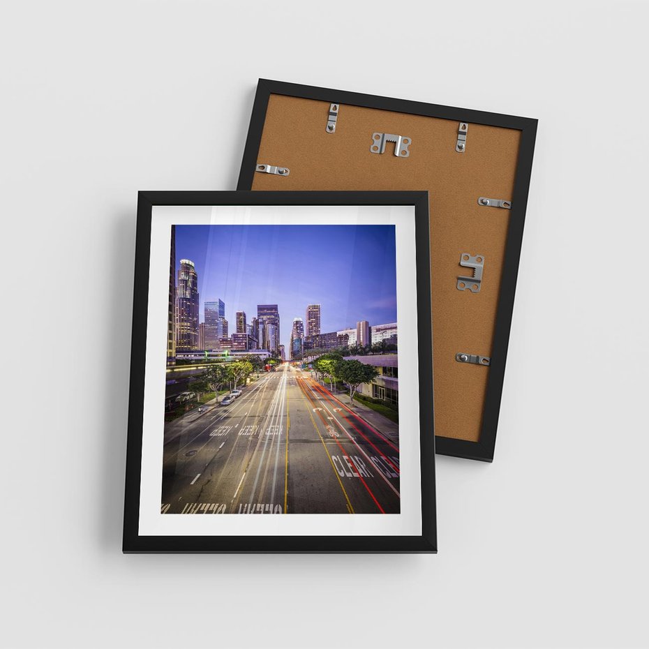 Plakat w ramie 40x50 - Światło nocnej ulicy - miasto, nocą - rama czarna