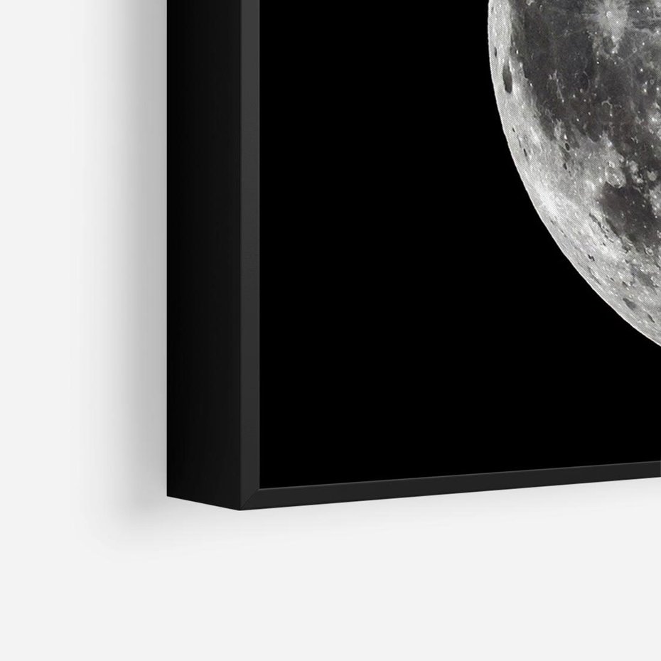 Obraz w ramie 70x50 - Księżycowa Aura - zdjęcie, ogromny księżyc na czarnym tle - rama czarna