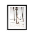 Plakat w ramie 30x40 - Plażowy Relaks - deska surfingowa, oparta o palmę - rama czarna