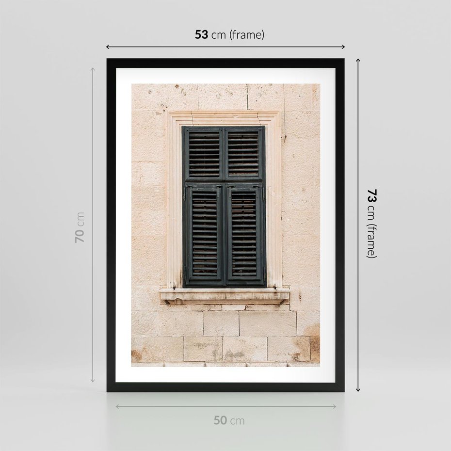 Plakat w ramie 50x70 - Urok Starego Okna z Zielonymi Okiennicami - stare okno, kamienica - rama czarna
