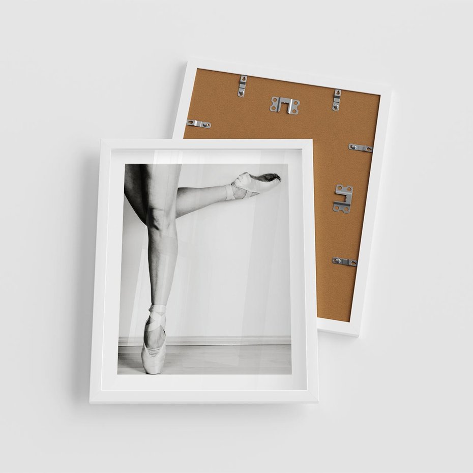 Plakat w ramie 40x50 - Tańcząca Delikatność - artystyczne zdjęcie, odcienie szarości - rama biała