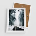 Plakat w ramie 50x70 - Droga przez Zimowy Las - drzewa, śnieg - rama biała