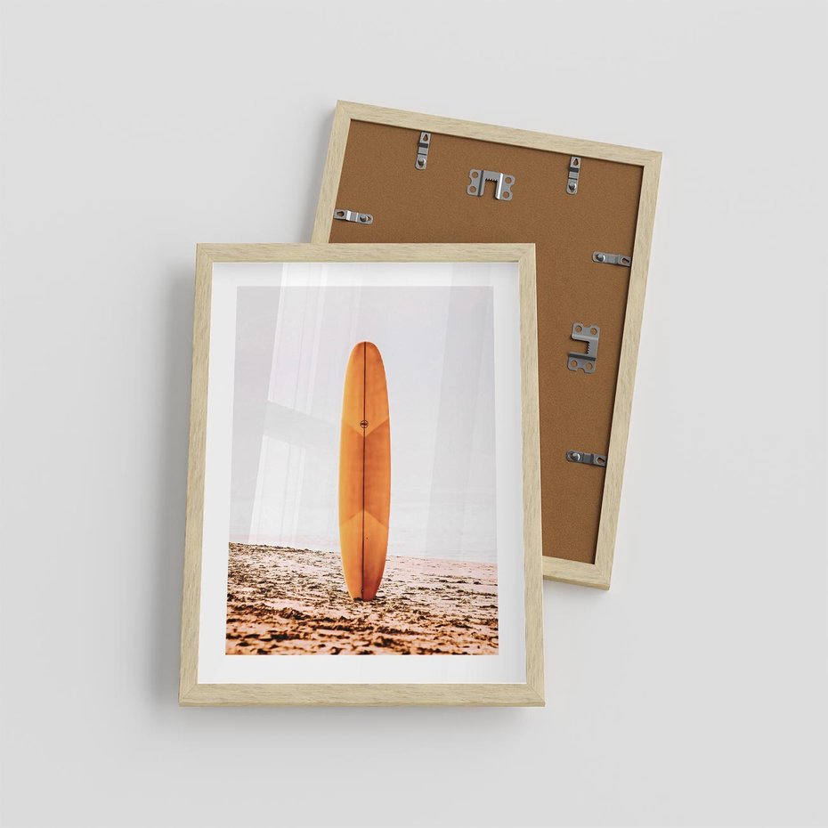 Plakat w ramie 30x40 - Deska w Piasku: Gotowa na Fale - plaża, pomarańczowa deska surfingowa wbita w piasek - rama drewno