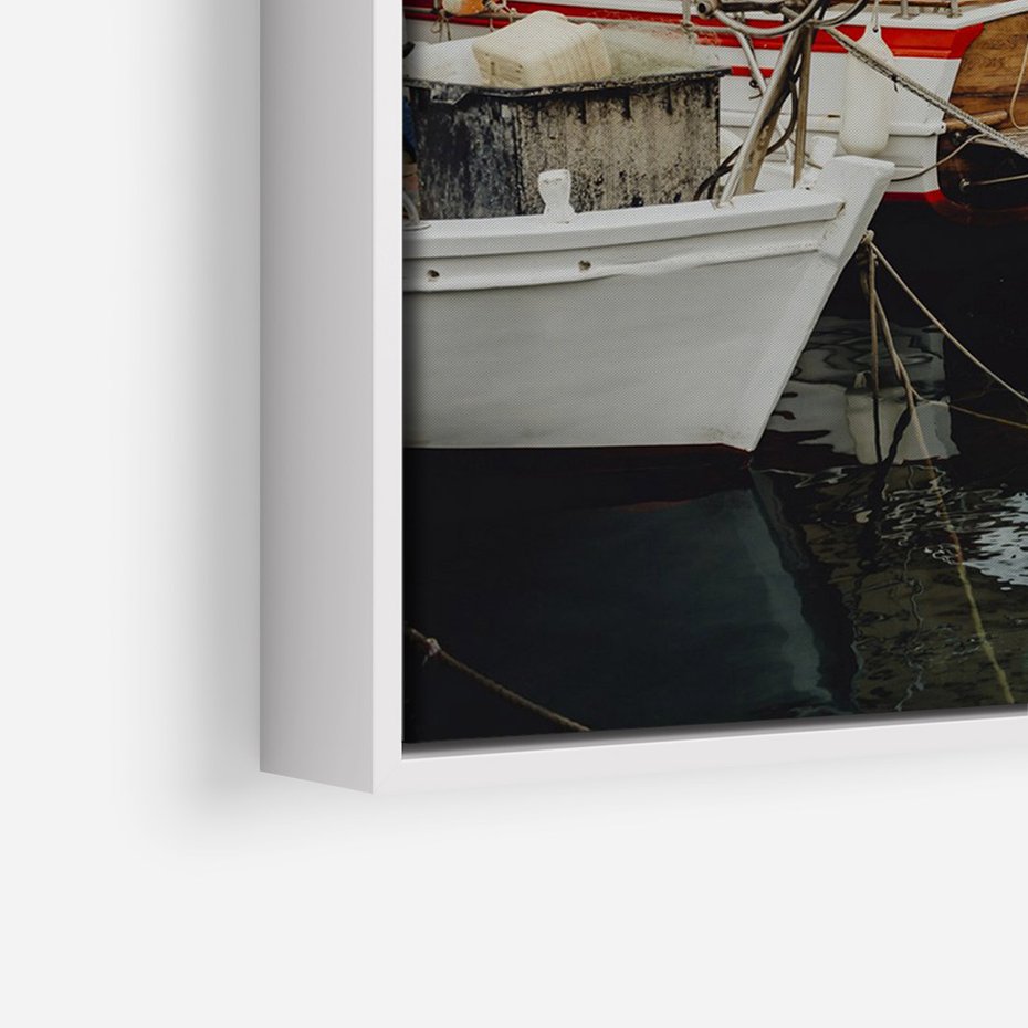 Obraz w ramie 80x120 - Malowniczy Krajobraz Morski - morze, łódki - rama biała