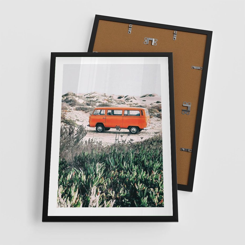 Plakat w ramie 50x70 - Podróże po Pustyni - stary samochód van, pomarańczowy - rama czarna