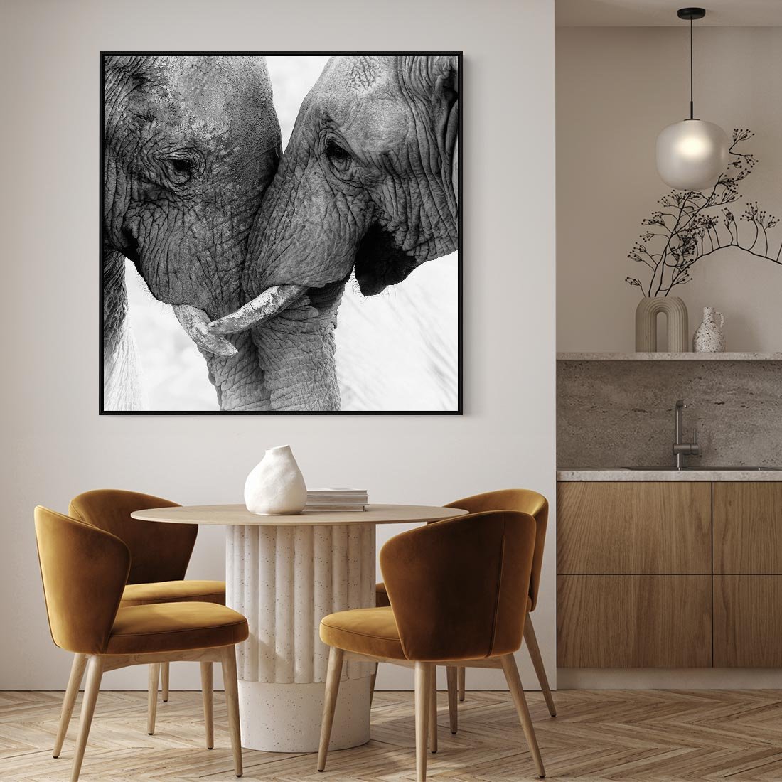 Obraz w ramie 50x50 - Spotkanie Mądrości - fotografia czarno biała, dwa słonie - rama czarna