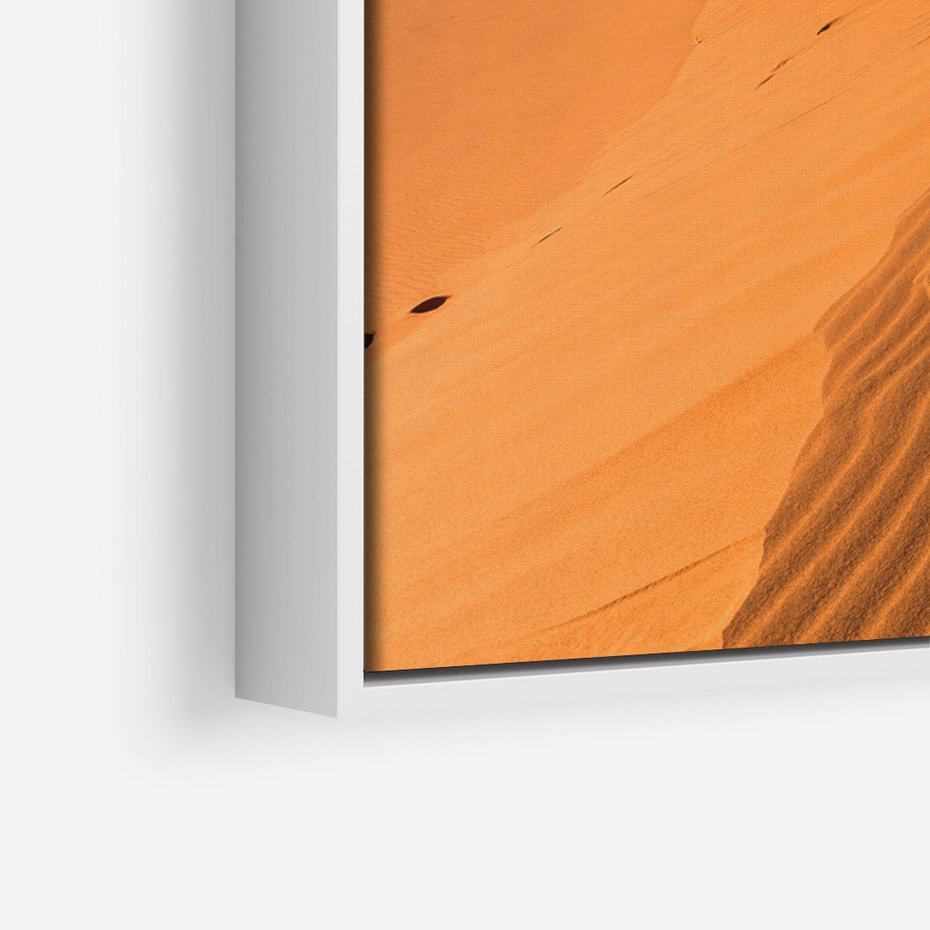 Obraz w ramie 50x70 - Piasek pustyni wędruje - pustynia, piasek - rama biała
