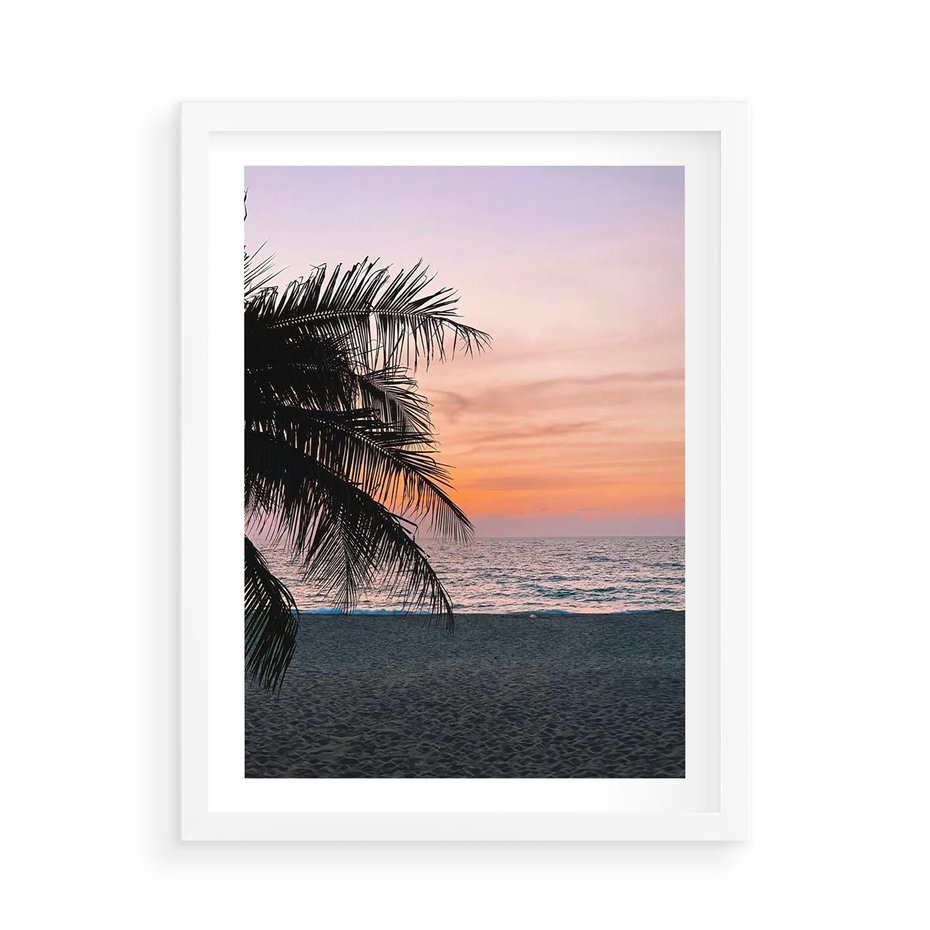 Plakat w ramie 50x70 - Tropikalny Zachód Słońca: Piękno Palmy - palma, nad morzem - rama biała