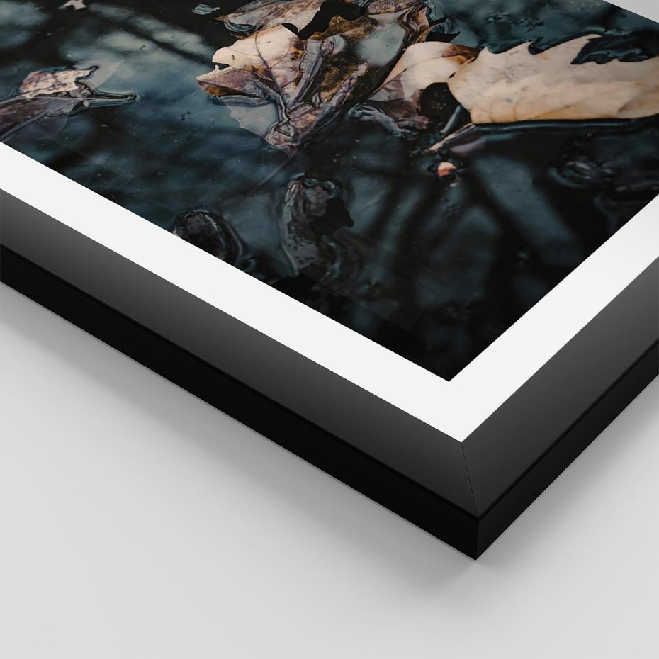 Plakat w ramie 30x40 - Jesienne Liście w Kałużach: Odbicie Natury - jesienne liście wkałuży, fotografia - rama czarna