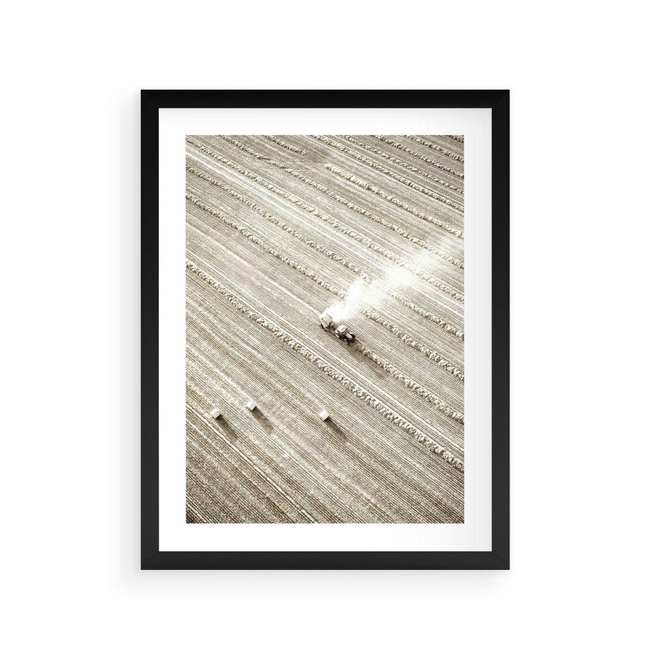 Plakat w ramie 30x40 - Pole i Żniwa na Malowniczym Zdjęciu - pole, traktor - rama czarna