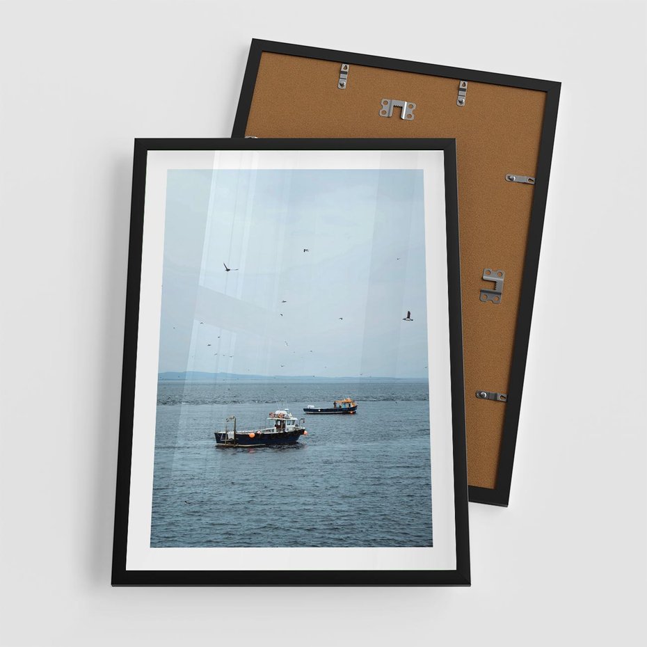 Plakat w ramie 50x70 - Rybacki Urok - morze, kutry rybackie - rama czarna