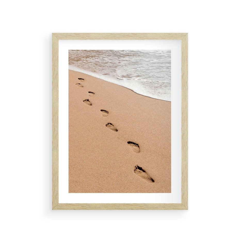 Plakat w ramie 30x40 - Ślady Stóp na Plaży: Spacer nad Morzem - plaża, ślady stóp na piasku - rama drewno