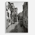 Obraz w ramie 50x70 - Weneckie Kanały - czarno białe zdjęcie, wenecja - rama biała