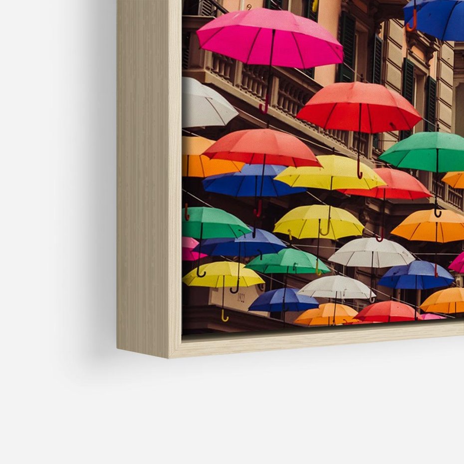 Obraz w ramie 120x80 - Barwna symfonia wyobraźni - fotografia, kolorowe parasolki podwieszone nad ulicą - rama drewno