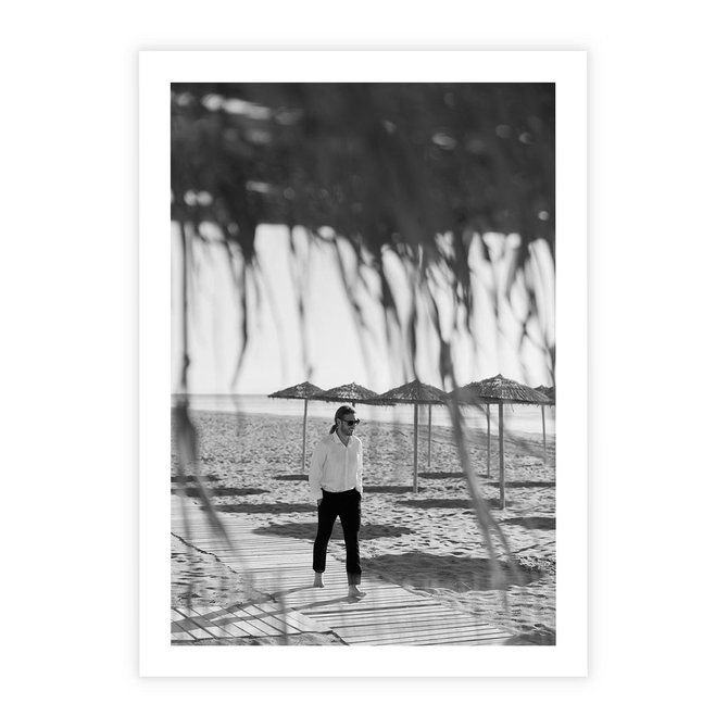 Plakat bez ramy 40x50 - Wakacyjny Spacer - czarno białe zdjecie, plaża