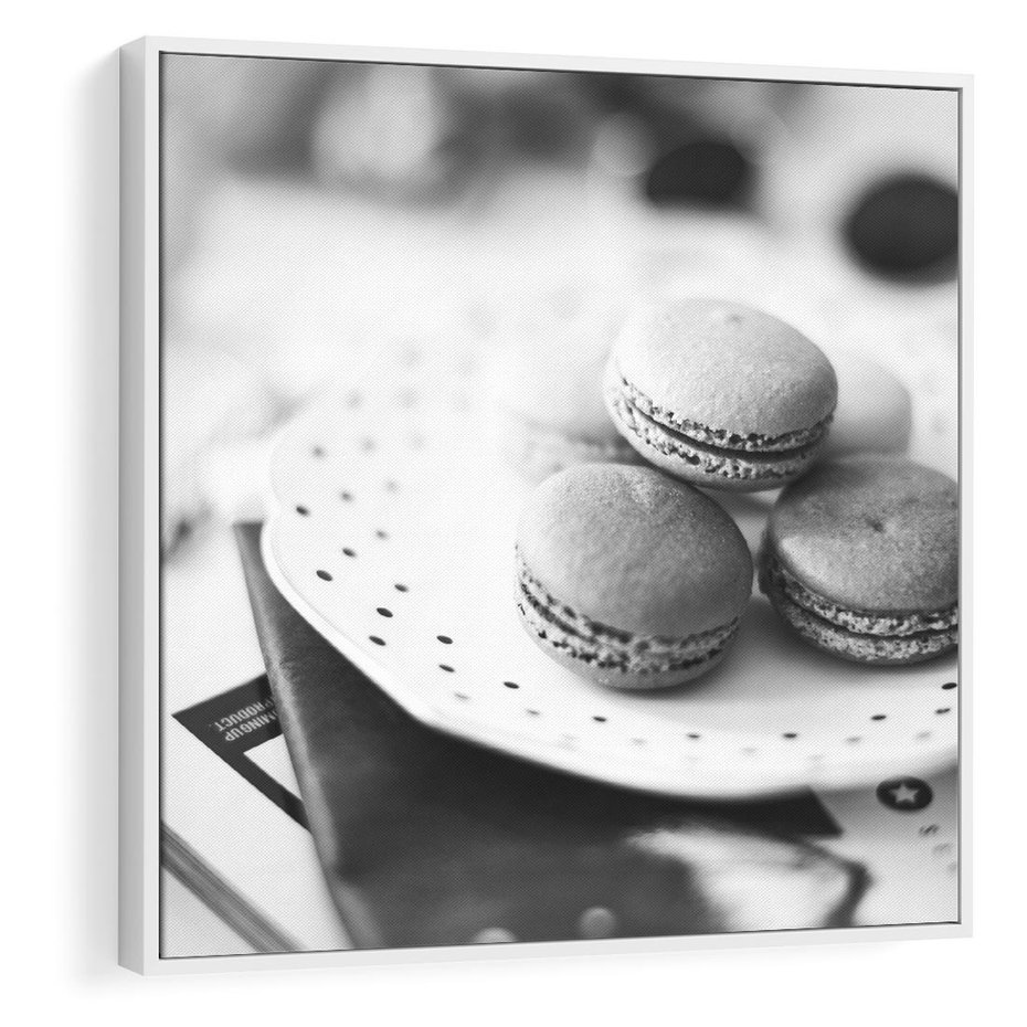 Obraz w ramie 50x50 - Makaroniki w Szarości - czarno biała fotografia, plakat - rama biała
