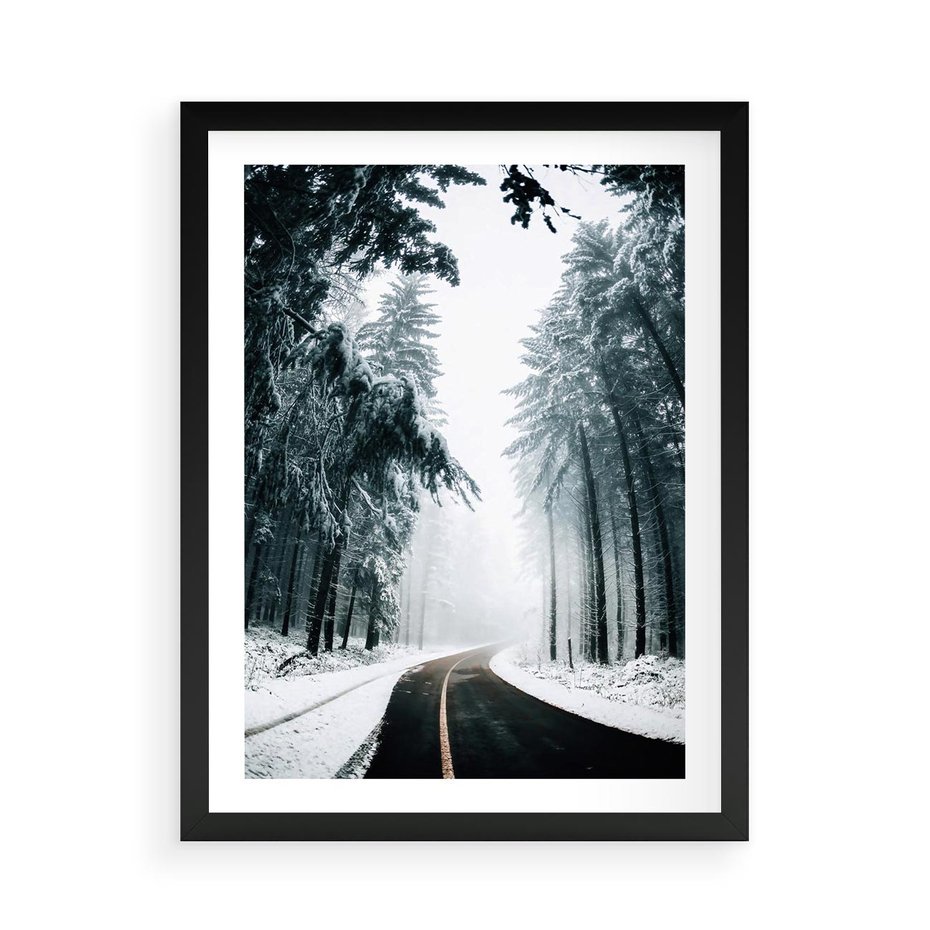 Plakat w ramie 50x70 - Droga przez Zimowy Las - drzewa, śnieg - rama czarna