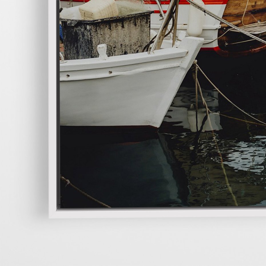 Obraz w ramie 70x100 - Malowniczy Krajobraz Morski - morze, łódki - rama biała