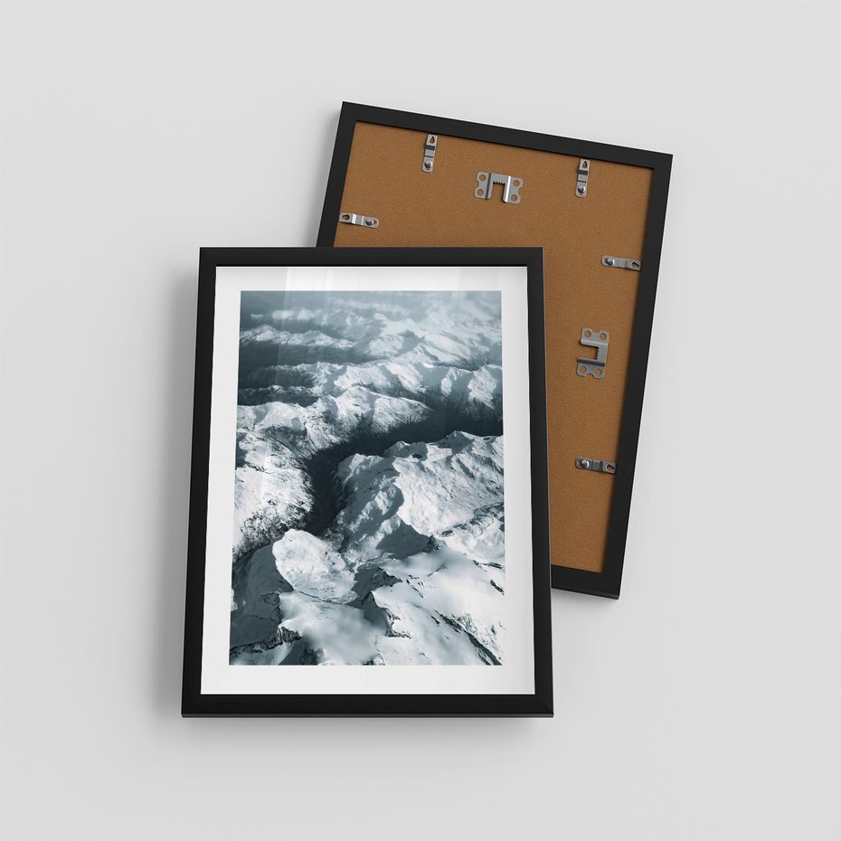 Plakat w ramie 30x40 - Ośnieżone Szczyty z Wysoka - ośnieżone szczyt górskie, zdjęcie z lotu ptaka - rama czarna