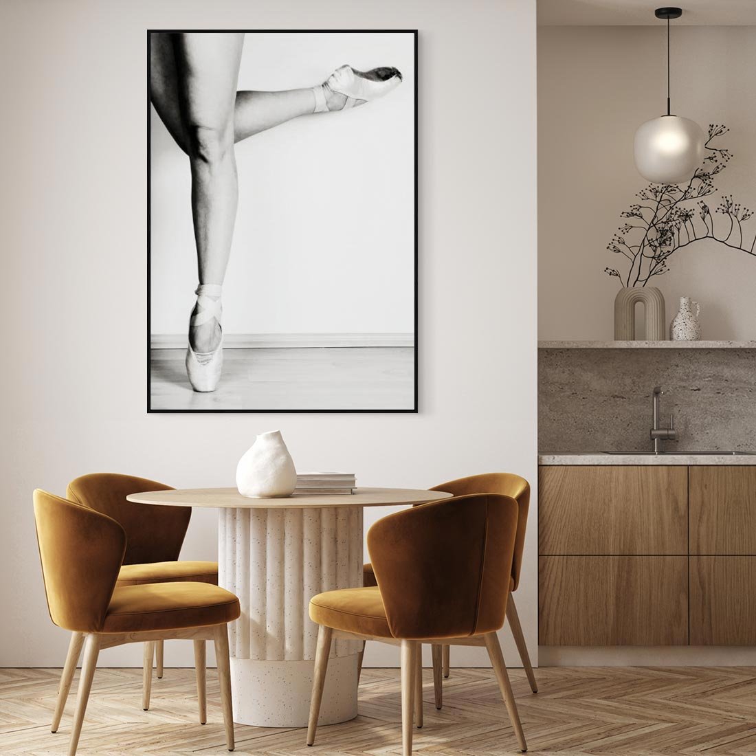 Obraz w ramie 70x100 - Tańcząca Delikatność - artystyczne zdjęcie, odcienie szarości - rama czarna