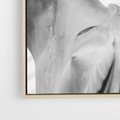 Obraz w ramie 50x70 - Zaklęta w Kamieniu - antyczna rzeźba kobiety na fotografii, czarno biała - rama drewno