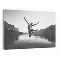 Obraz na płótnie 70x50 - Beztroska Chwila - czarno biała fotografia, mężczyzna wesoło wskakuje do keziora w górach