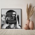 Obraz w ramie 50x50 - Mężczyzna za Aparatem - czarno białe zdjęcie, portret - rama czarna
