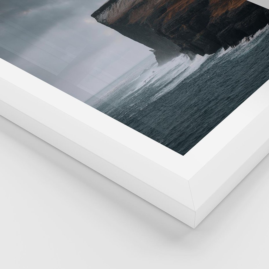 Plakat w ramie 40x50 - Przyroda w Majestacie - fiordy, klify - rama biała