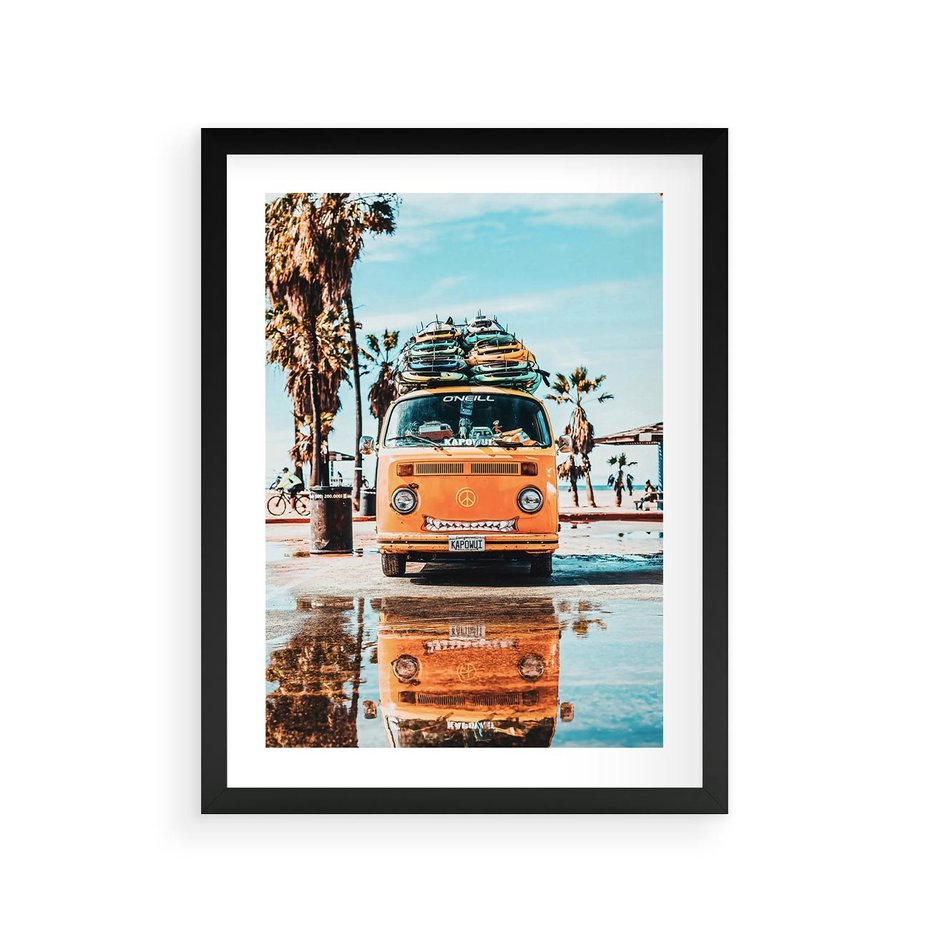 Plakat w ramie 30x40 - Wakacje na Kółkach - kamper, deski surfingowe na dachu - rama czarna