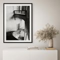 Plakat bez ramy 21x30 - Po Schodach w Dół - czarno białą fotgrafia, zakręcone schody w starek kamienicy