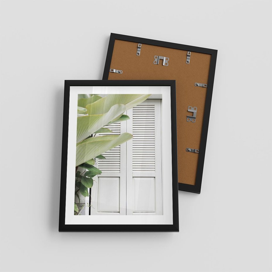 Plakat w ramie 30x40 - Tropikalne Okno - białe okiennice, zielona tropikalna roślina - rama czarna