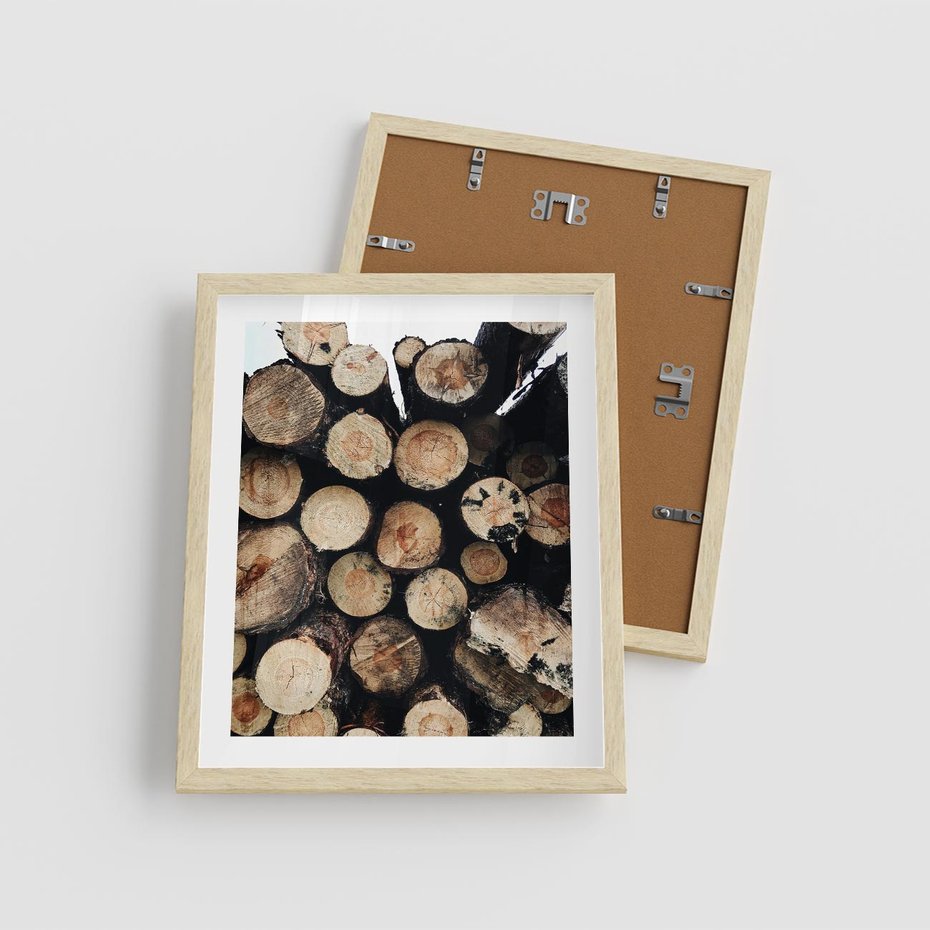 Plakat w ramie 40x50 - Siła Drewna - ścięte drewno, belki drewna ułożone jedna na drugiej - rama drewno