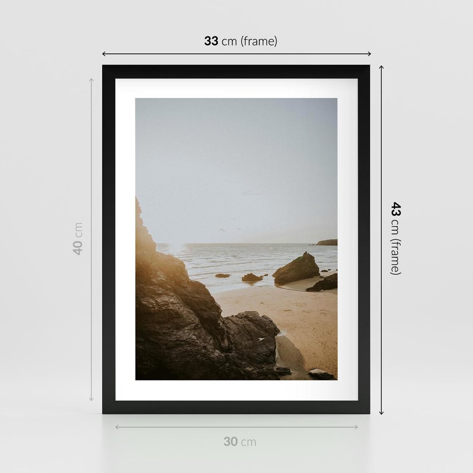 Plakat w ramie 30x40 - Magia Wieczornego Spokoju - plaża, zachód - rama czarna