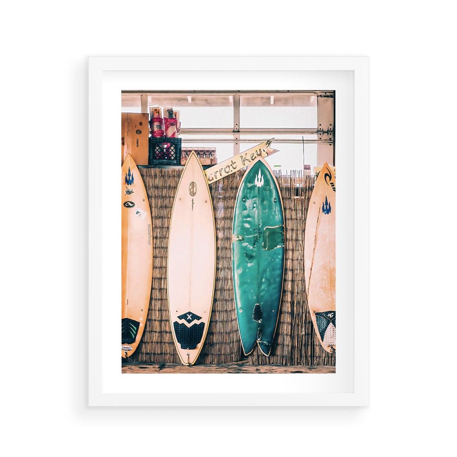 Plakat w ramie 40x50 - Deski Surfingowe w Pionie - deski surfingowe, ustawione pionowo - rama biała