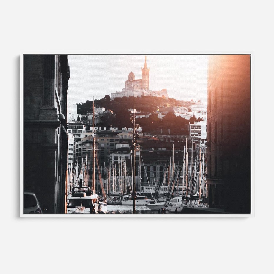 Obraz w ramie 70x50 - Światło Portowe - czarno białe zdjecie, uliczka w nadmorskim mieście - rama biała