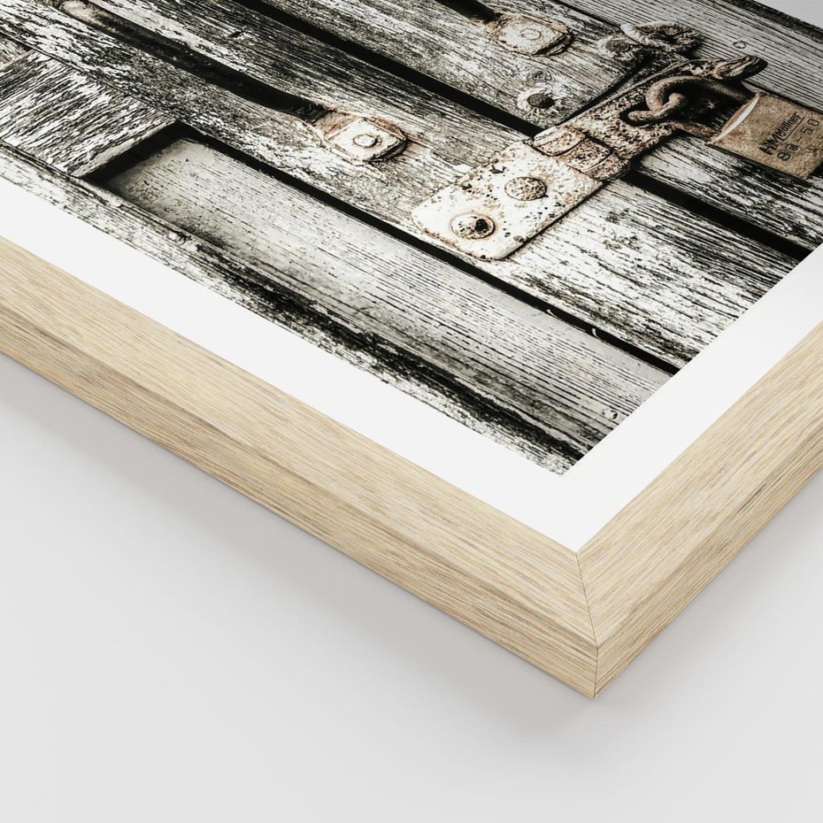 Plakat w ramie 40x50 - Retro Drzwi: Zamknięta Tajemnica - stare drzwi, kłódka - rama drewno