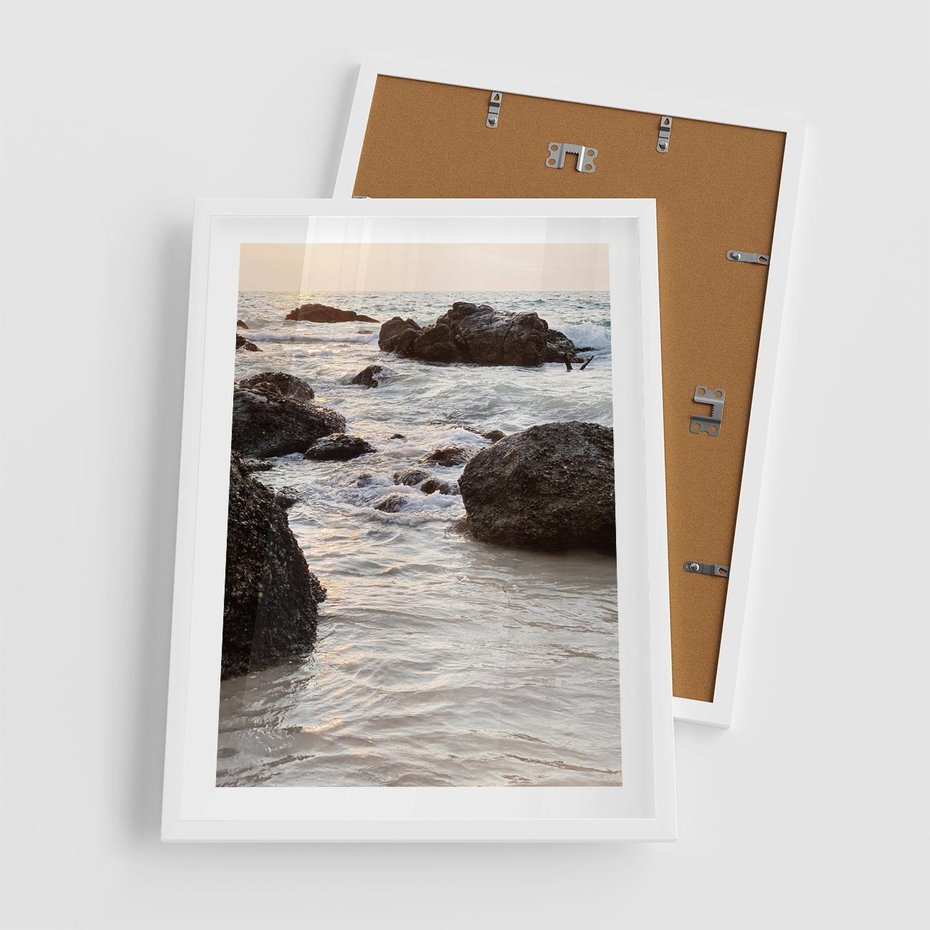 Plakat w ramie 50x70 - Dramatyczna Sceneria: Morze i Skały nad Brzegiem - fale, morze - rama biała